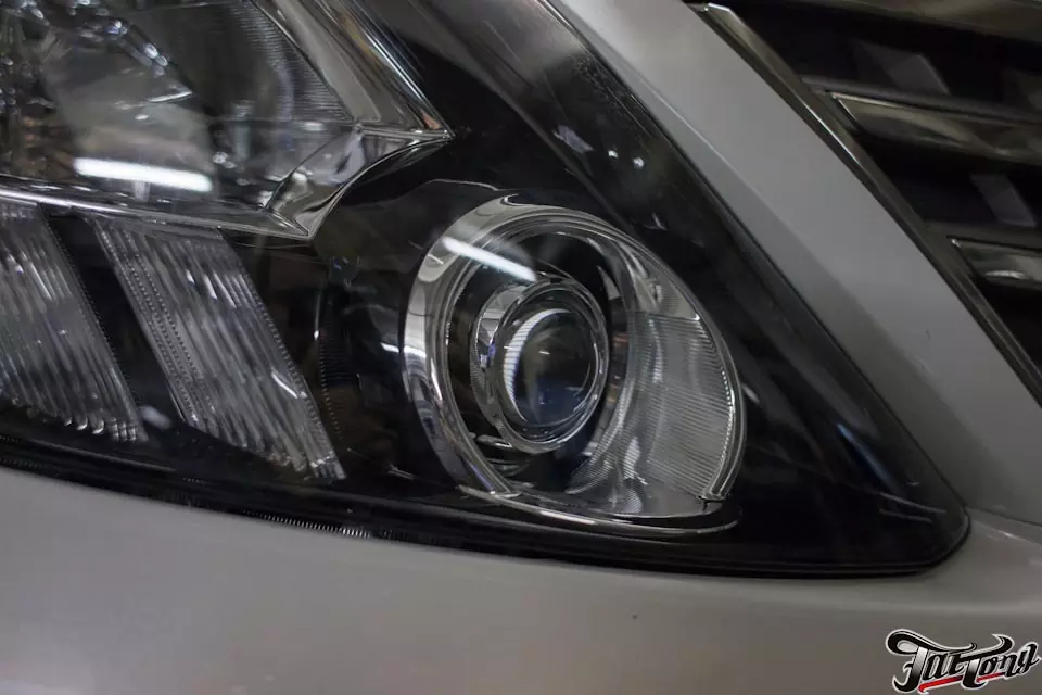 Toyota Alphard. Окрас масок фар в черный глянец.